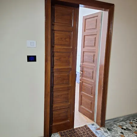 Chic Brand New At Palazzo Giuliani אינטרה